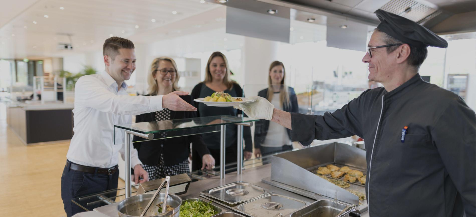 In unserem Mitarbeitenden-Restaurant bieten wir ein ausgewogenes Salatbuffet, verschiedene Menüs mit regionalen Zutaten sowie Gerichte von der Grillstation an.