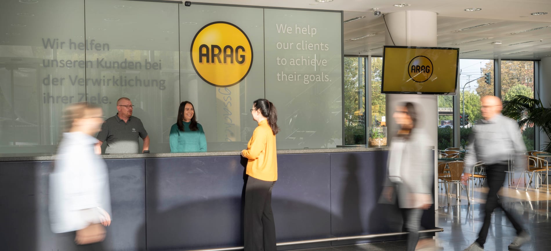 Unsere Kolleginnen und Kollegen vom Empfang heißen dich willkommen bei der ARAG!